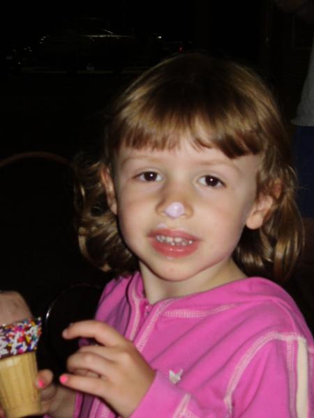 elsa mange une glace
